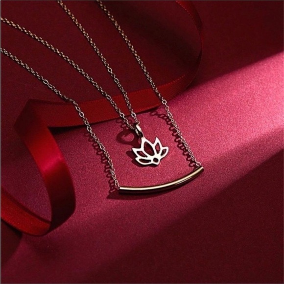 Gold lotus necklace - Picture 7 of 8